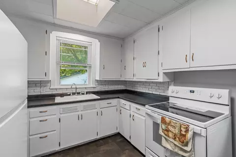 Kitchen - 309 Willow St, Marion, OH 43302 photo 2 of 3
