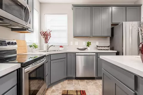 Kitchen - 573 Courtright Dr E, Pickerington, OH 43147 photo 3 of 4