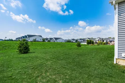 Exterior - 573 Courtright Dr E, Pickerington, OH 43147 photo 4 of 6