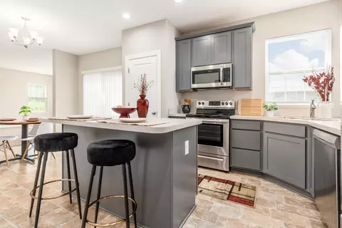 Kitchen - 573 Courtright Dr E, Pickerington, OH 43147 photo 4 of 4