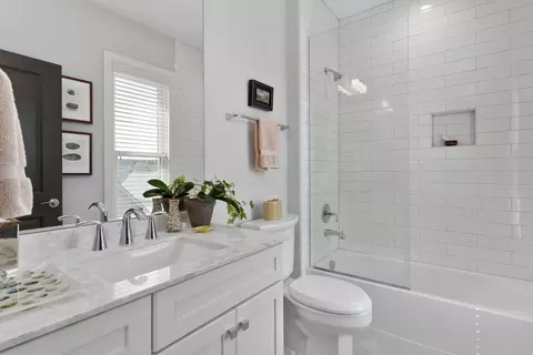 Bath - 855 Pullman Way, Columbus, OH 43212 photo 4 of 8