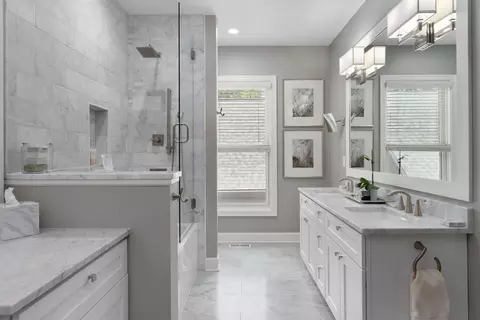 Bath - 855 Pullman Way, Columbus, OH 43212 photo 2 of 8