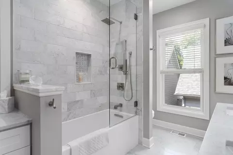 Bath - 855 Pullman Way, Columbus, OH 43212 photo 3 of 8