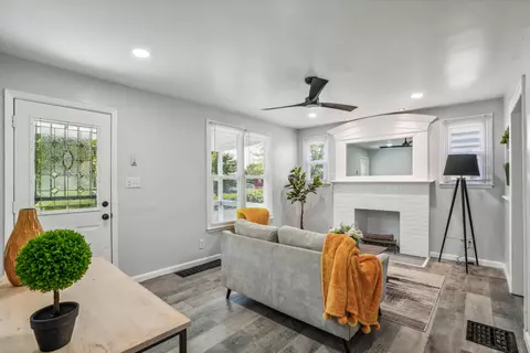 Living - 962 E 20th Ave, Columbus, OH 43211 photo 2 of 3