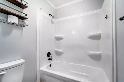 Bath - 732 E Chestnut St, Lancaster, OH 43130 photo 3 of 9