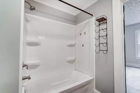 Bath - 732 E Chestnut St, Lancaster, OH 43130 photo 8 of 9