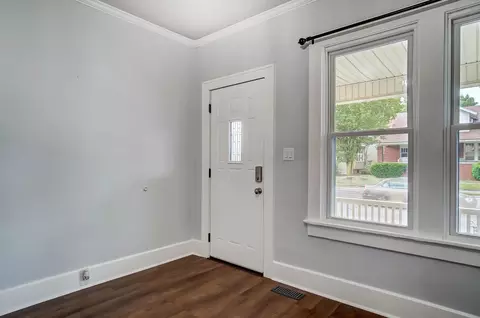 Entry Way - 732 E Chestnut St, Lancaster, OH 43130 photo 1 of 3