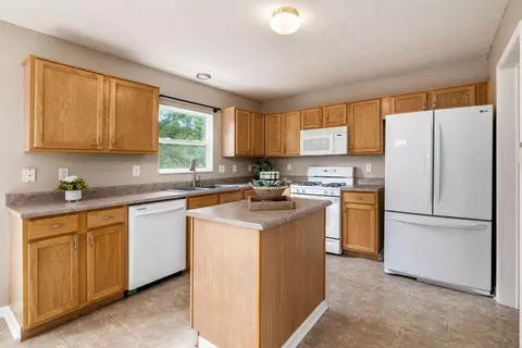 Kitchen - 5833 Fieldcrest Dr, Galloway, OH 43119 photo 2 of 3