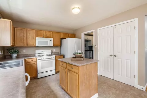 Kitchen - 5833 Fieldcrest Dr, Galloway, OH 43119 photo 1 of 3