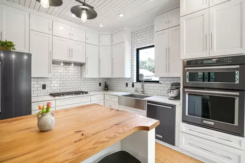 Kitchen - 116 E Mithoff St, Columbus, OH 43206 photo 1 of 7