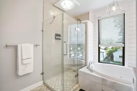 Bath - 116 E Mithoff St, Columbus, OH 43206 photo 2 of 4