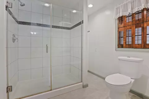 Bath - 631 E 5th Ave, Lancaster, OH 43130 photo 5 of 9