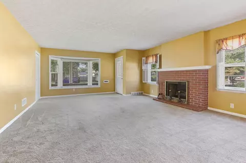 Living - 631 E 5th Ave, Lancaster, OH 43130 photo 5 of 6
