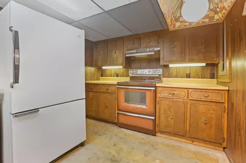 Kitchen - 631 E 5th Ave, Lancaster, OH 43130 photo 6 of 10