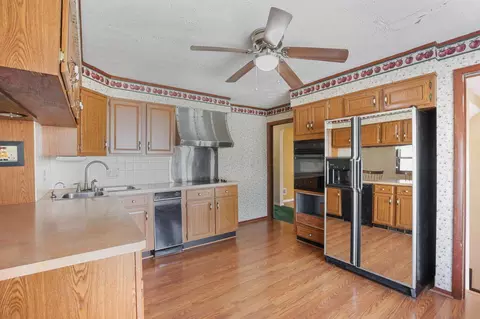 Kitchen - 631 E 5th Ave, Lancaster, OH 43130 photo 3 of 10
