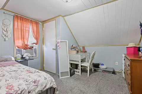 Bedroom - 631 E 5th Ave, Lancaster, OH 43130 photo 7 of 10