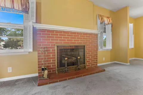 Living - 631 E 5th Ave, Lancaster, OH 43130 photo 4 of 6