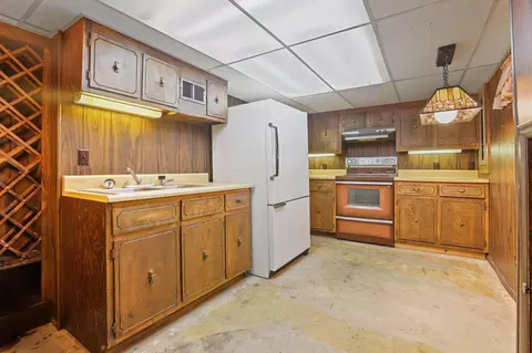 Kitchen - 631 E 5th Ave, Lancaster, OH 43130 photo 5 of 10