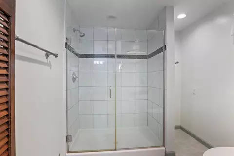 Bath - 631 E 5th Ave, Lancaster, OH 43130 photo 6 of 9