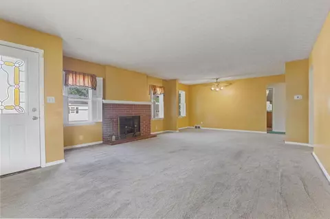 Living - 631 E 5th Ave, Lancaster, OH 43130 photo 2 of 6