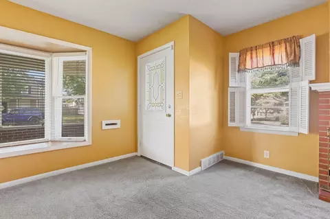 Living - 631 E 5th Ave, Lancaster, OH 43130 photo 1 of 6