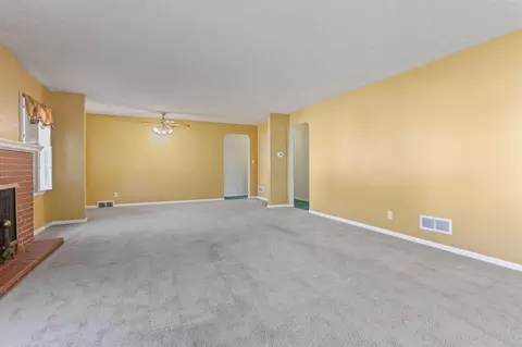 Living - 631 E 5th Ave, Lancaster, OH 43130 photo 3 of 6