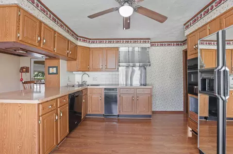 Kitchen - 631 E 5th Ave, Lancaster, OH 43130 photo 2 of 10