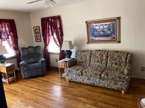 Living - 113 Lawnview Ave, Springfield, OH 45505 photo 1 of 2