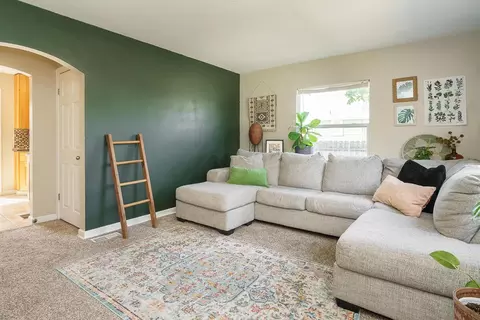 Living - 687 E Moler St, Columbus, OH 43207 photo 2 of 4