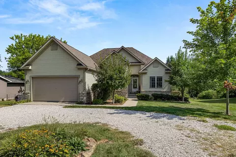 1081 Apple Valley Dr, Howard, OH 43028