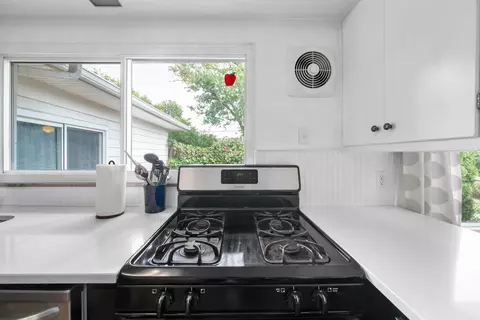 Kitchen - 148 S Kellner Rd, Columbus, OH 43209 photo 4 of 6
