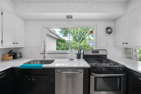 Kitchen - 148 S Kellner Rd, Columbus, OH 43209 photo 3 of 6