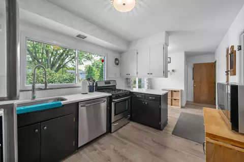 Kitchen - 148 S Kellner Rd, Columbus, OH 43209 photo 1 of 6