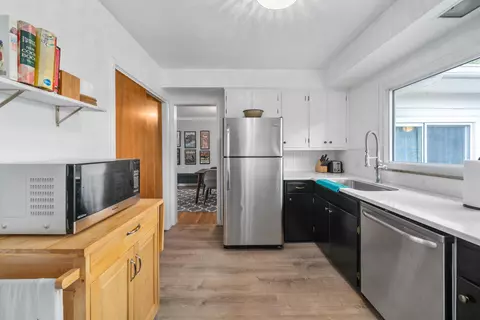 Kitchen - 148 S Kellner Rd, Columbus, OH 43209 photo 5 of 6