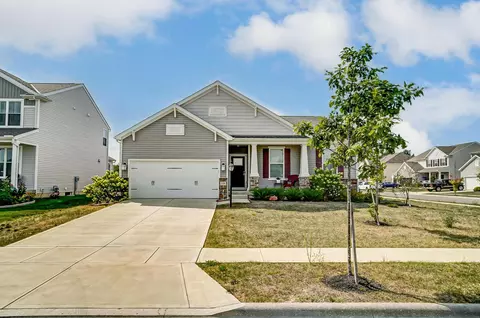330 Shelter Cove Dr, Pataskala, OH 43062