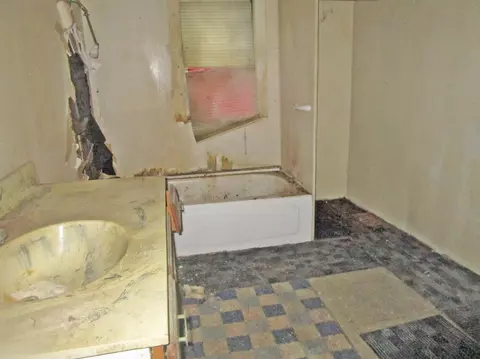 Bath - 2304 Wright Rd, Akron, OH 44320 photo 1 of 1