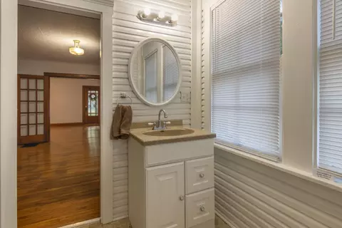 Bath - 17190 Little Walnut Rd, Circleville, OH 43113 photo 3 of 8