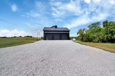 Exterior - 23604 Smith Hulse Rd, Circleville, OH 43113 photo 6 of 17