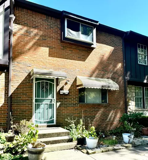 2209 Foxcroft Grn, Columbus, OH 43232