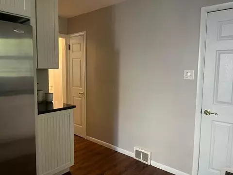 Entry Way - 319 E Walnut St, Marion, OH 43302 photo 4 of 4