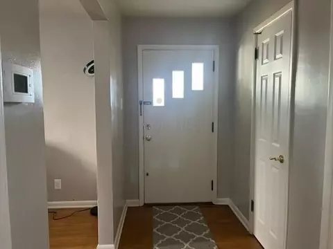 Entry Way - 319 E Walnut St, Marion, OH 43302 photo 1 of 4