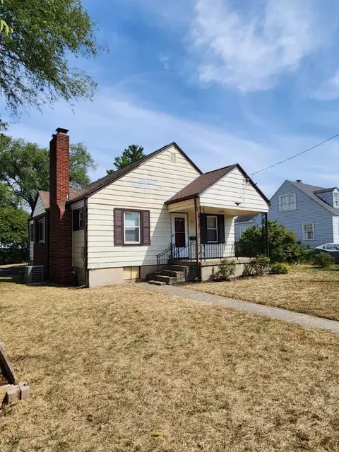 25 Meadow Dr, Fairborn, OH 45324