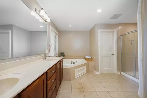 Bath - 5957 Dunheath Loop, Dublin, OH 43016 photo 3 of 7