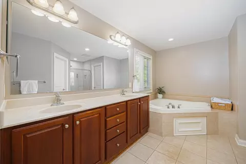 Bath - 5957 Dunheath Loop, Dublin, OH 43016 photo 4 of 7