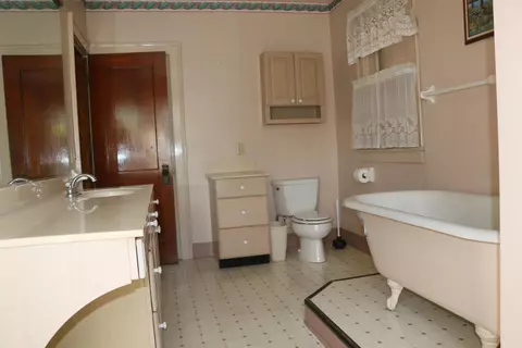 Bath - 271 E Deshler Ave, Columbus, OH 43206 photo 3 of 3