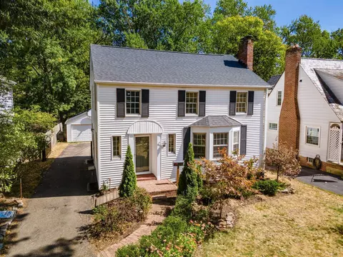 206 N Stanwood Rd, Bexley, OH 43209