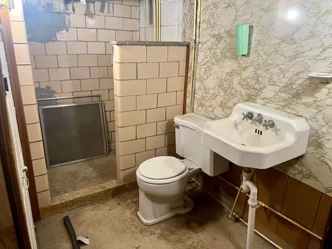 Bath - 807 E Deshler Ave #809, Columbus, OH 43206 photo 4 of 4