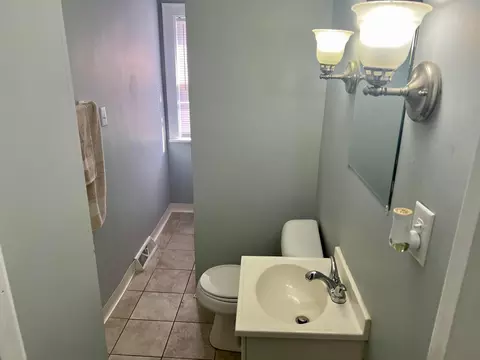 Bath - 807 E Deshler Ave #809, Columbus, OH 43206 photo 2 of 4