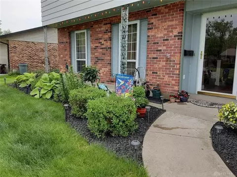 7038 Pineview Dr, Huber Heights, OH 45424
