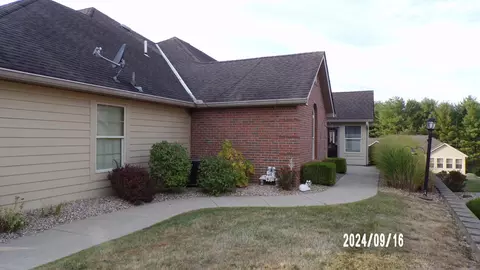 525 Edgehill Cir, Logan, OH 43138